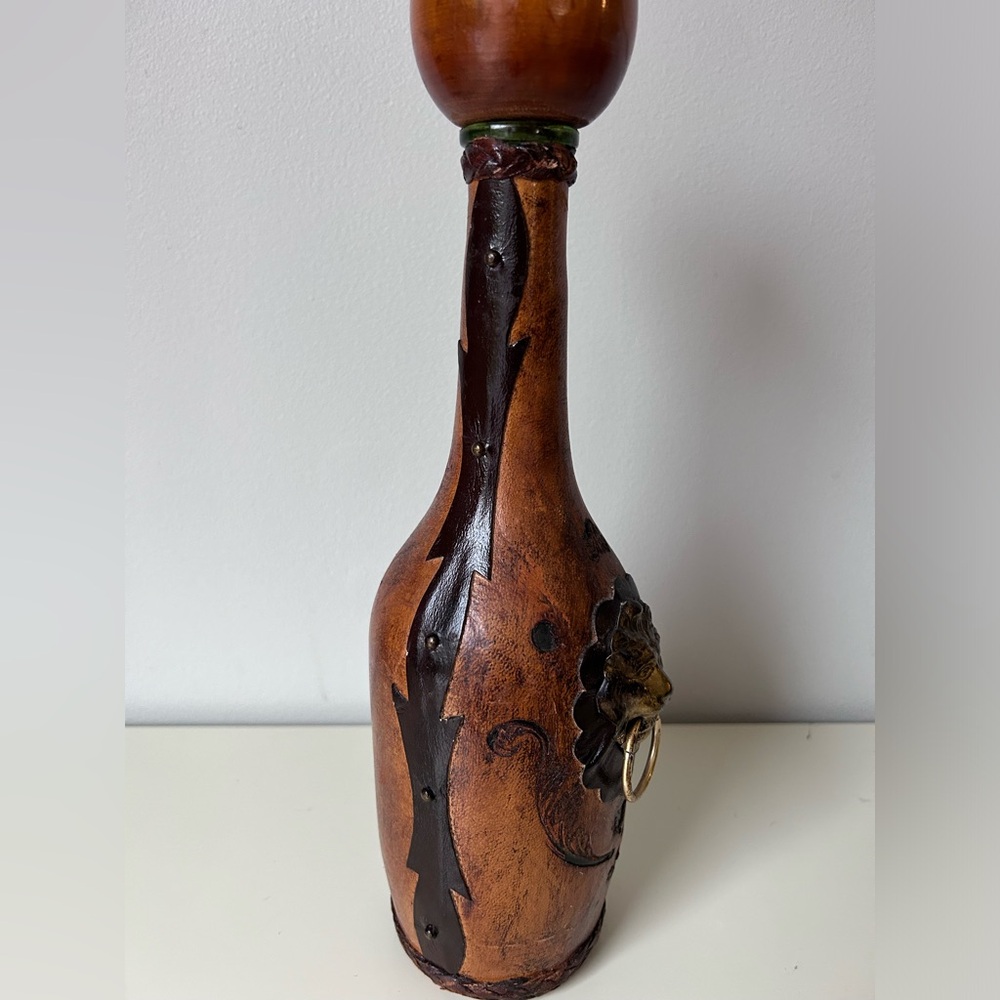 Vintage Italian Leather Wrapped Old World MCM Lions Head Bottle Decanter - Picture 3 of 8